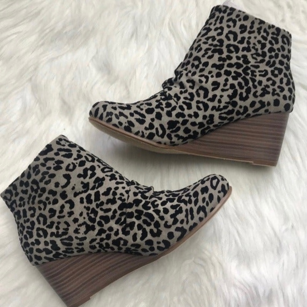 Tom’s Cheetah Wedges in black & gray!